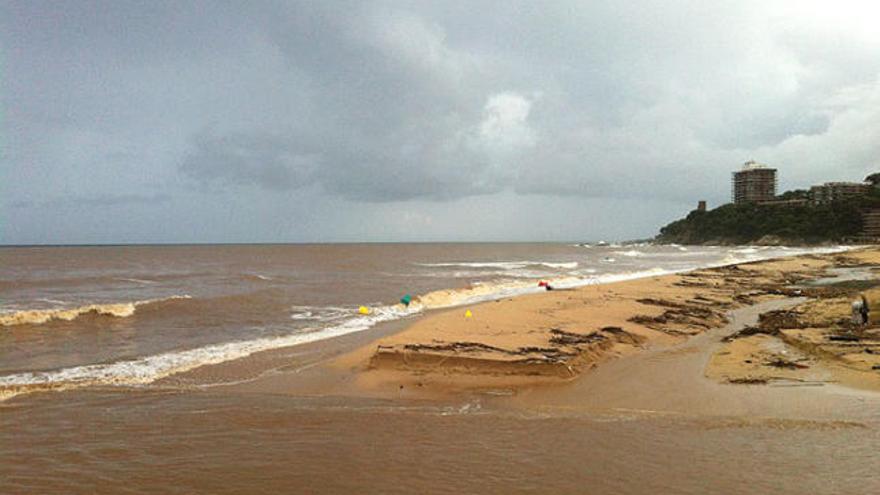 Rierols i menys sorra a una platja de Sant Antoni afectada pel temporal.
