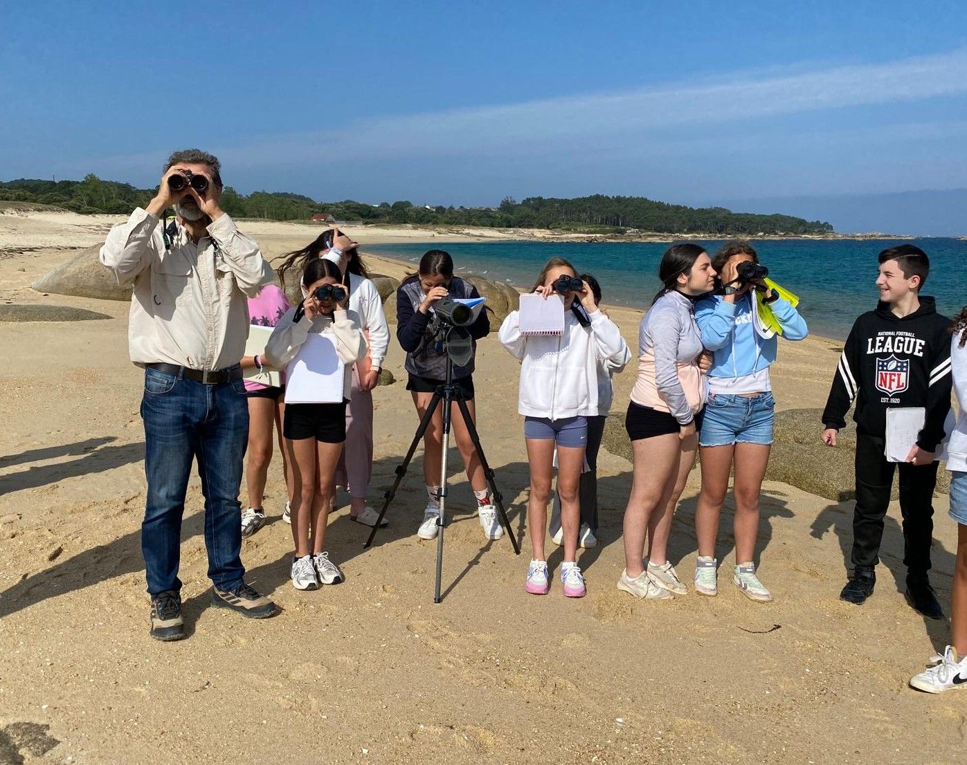 La visita de los escolares a la playa de Mexilloeira.