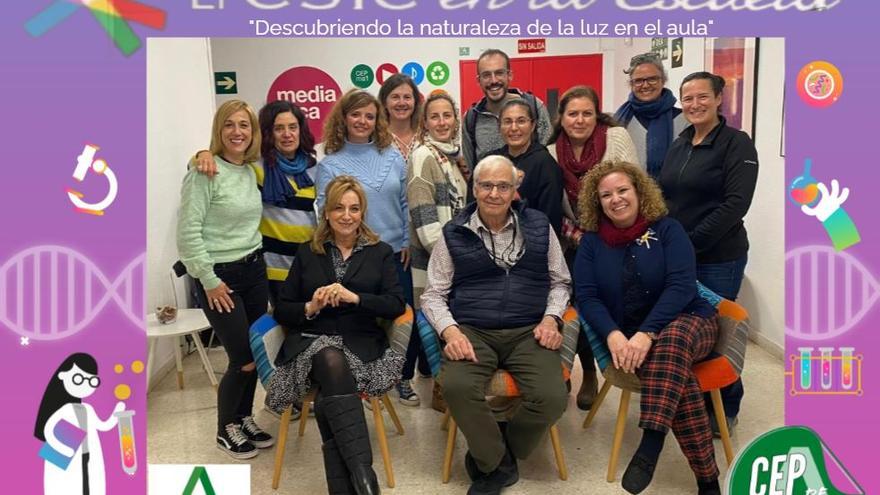 Mª José Gómez y José María López, junto a la directora del CEP Málaga, María del Mar Gallego, y parte de los participantes en el programa.