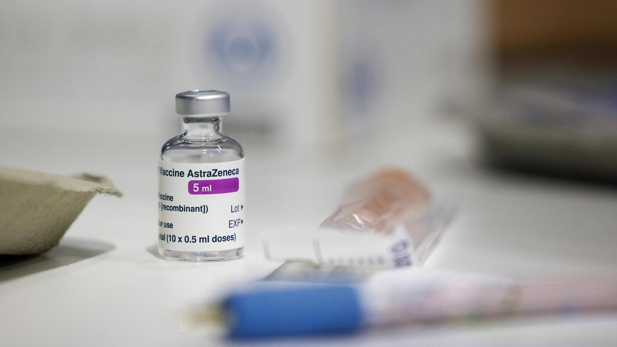 Un vial de la vacuna de AstraZeneca contra el coronavirus.