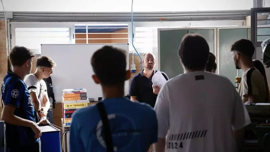VÍDEO | La Junta de Andalucía aprueba el modelo de teletrabajo de los docentes y quita dos horas de clase a los mayores de 55 años