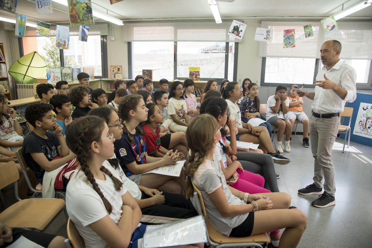 L'alcale Marc Aloy amb els alumnes de sisè de l'scola Bages de Manresa