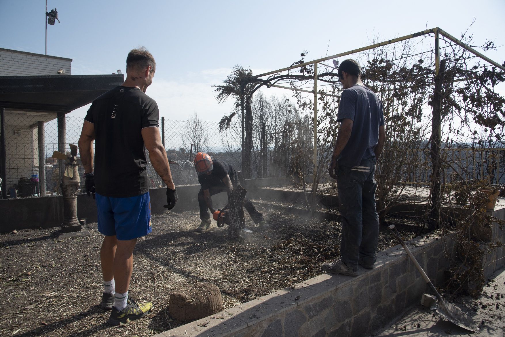 Una trentena de voluntaris s’autoorganitzen per ajudar River Park en la vida després del foc