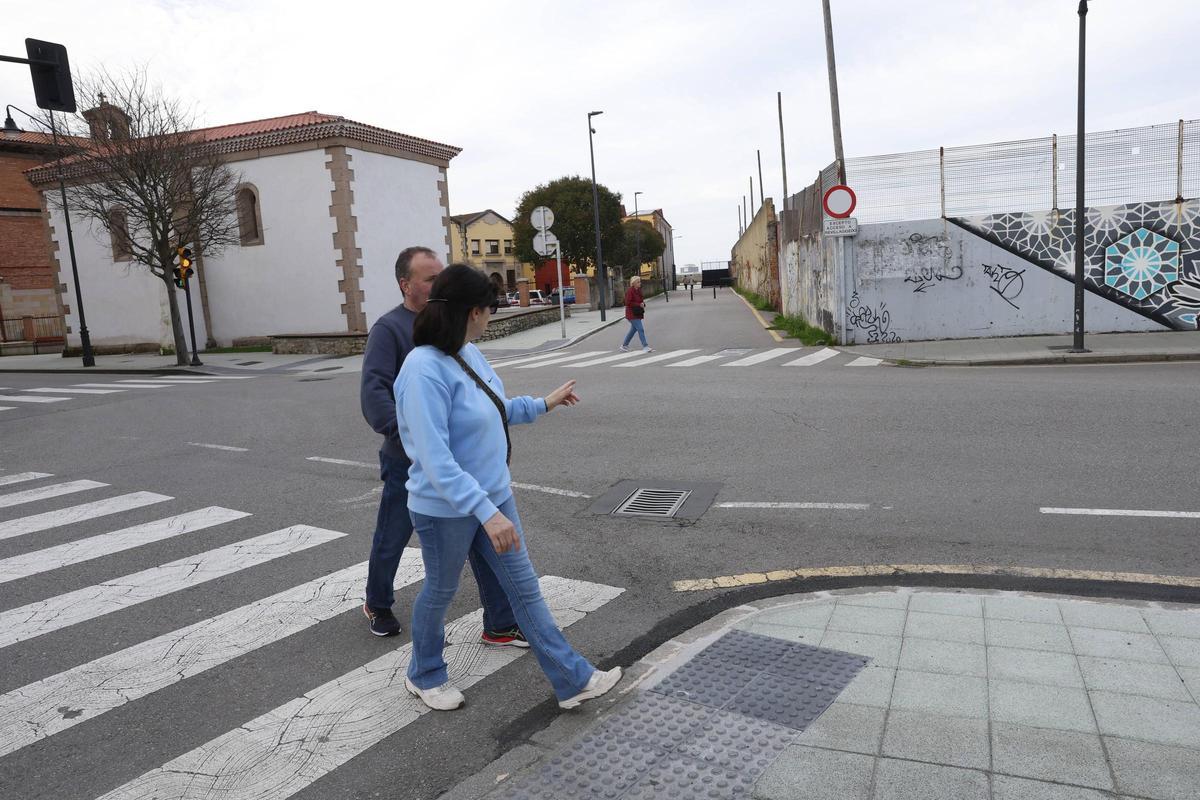La calle Palafox, en El Natahoyo, con la puerta de acceso a Naval Azul al fondo.