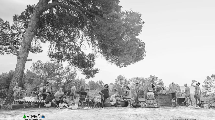 Una anciana de 90 años se suma al desnudo de los vecinos de Peña Zafra de Abajo para el calendario de 2024