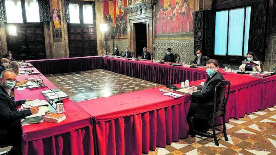 Reunión del pleno del Consell 
en el Saló de Corts del Palau 
de la Generalitat, durante 
la pandemia.  g.caballero