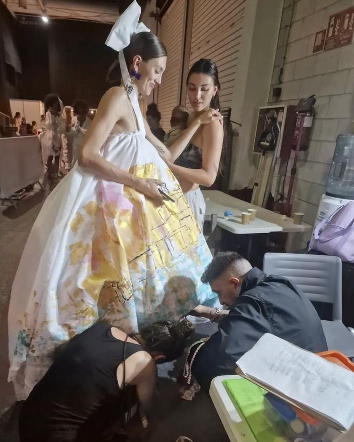 Neus Bermejo, poniéndose el vestido para el desfile