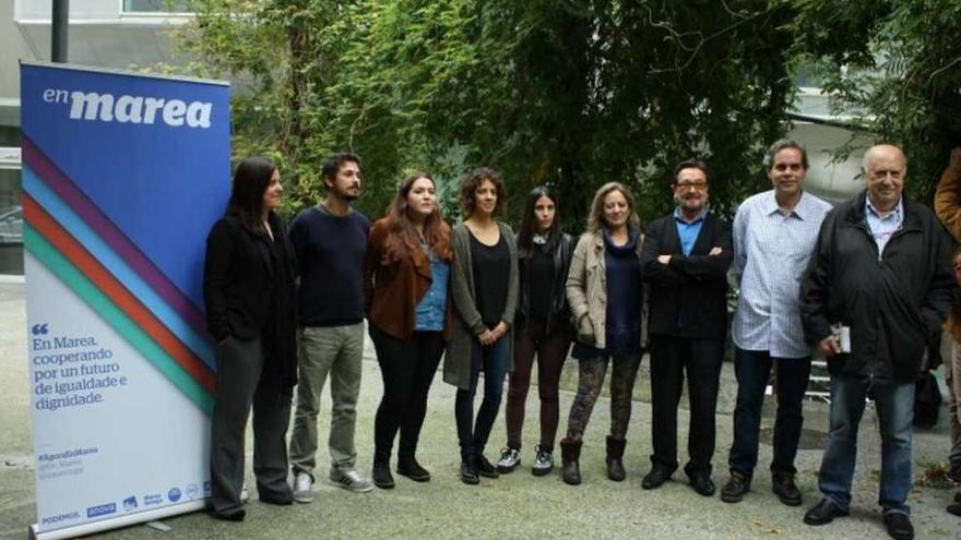 Vanesa Angustia, la número uno al Senado, José Villar, Angela Rodríguez, Alexandra Fernández, la cabeza de cartel al Congreso, Lara Rodríguez, Marta Díaz, Francisco Díaz, David Carballal y Xosé Luis Méndez Ferrín, de izquierda a derecha. // Faro