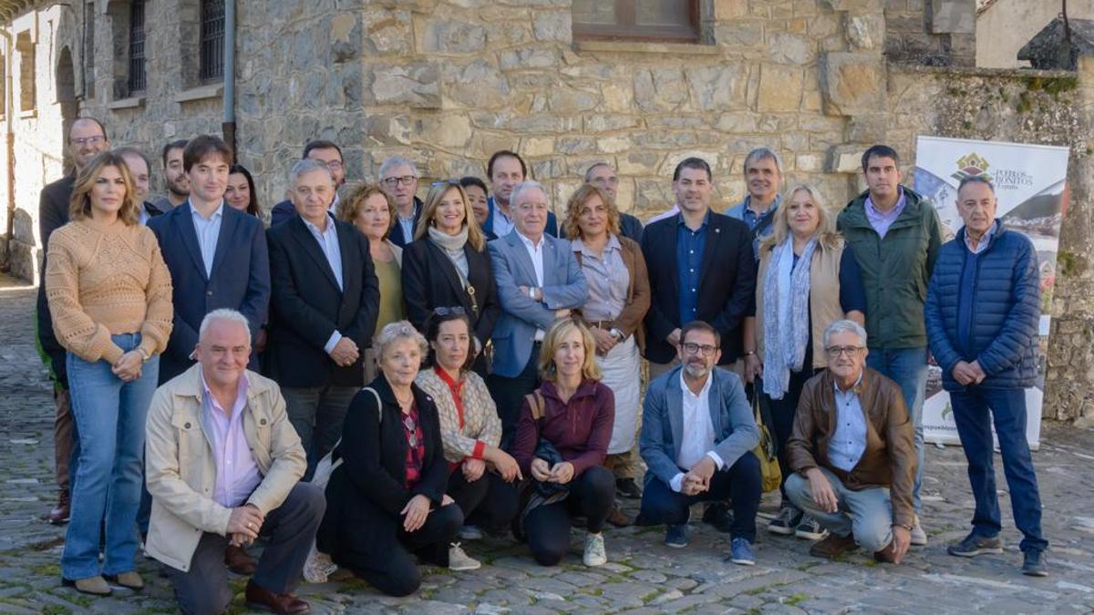 Foto de familia de los representantes de los ayuntamientos reunidos y de la Asociación de los Pueblos más bonitos de España.