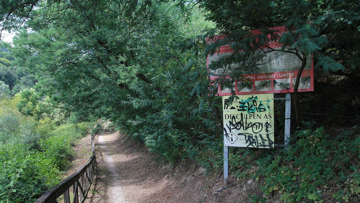 Zona de acceso al abandonada senda peatonal  que va ganando maleza según avanza el paseo.