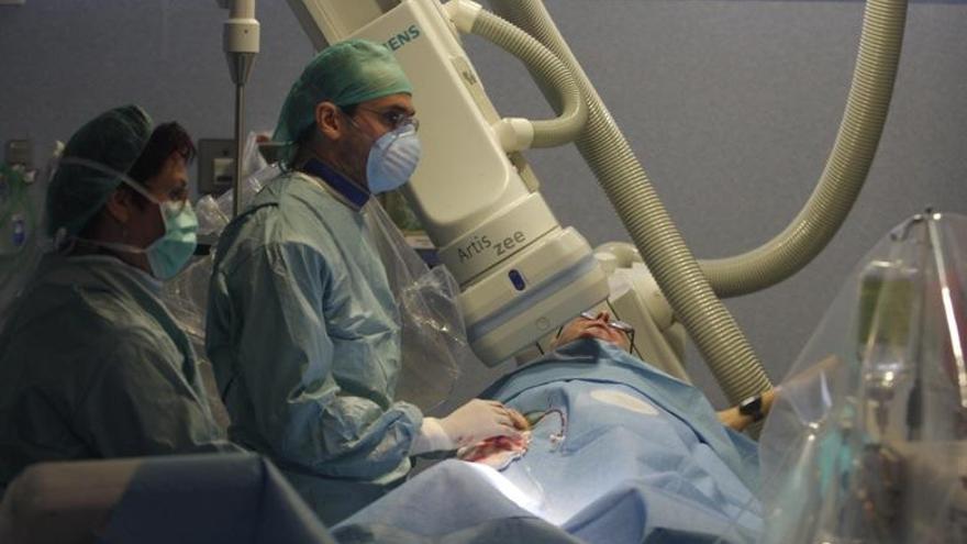 Operación de cateterismo en el Hospital Clínico.