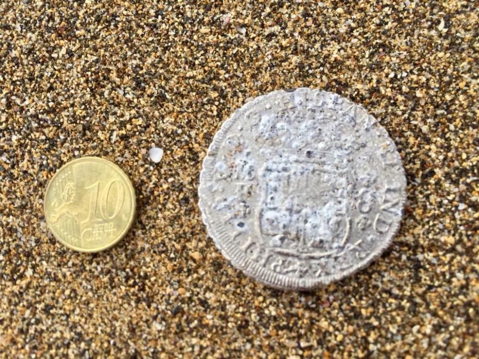 Encuentran una moneda del siglo XVIII en la playa de Las Canteras