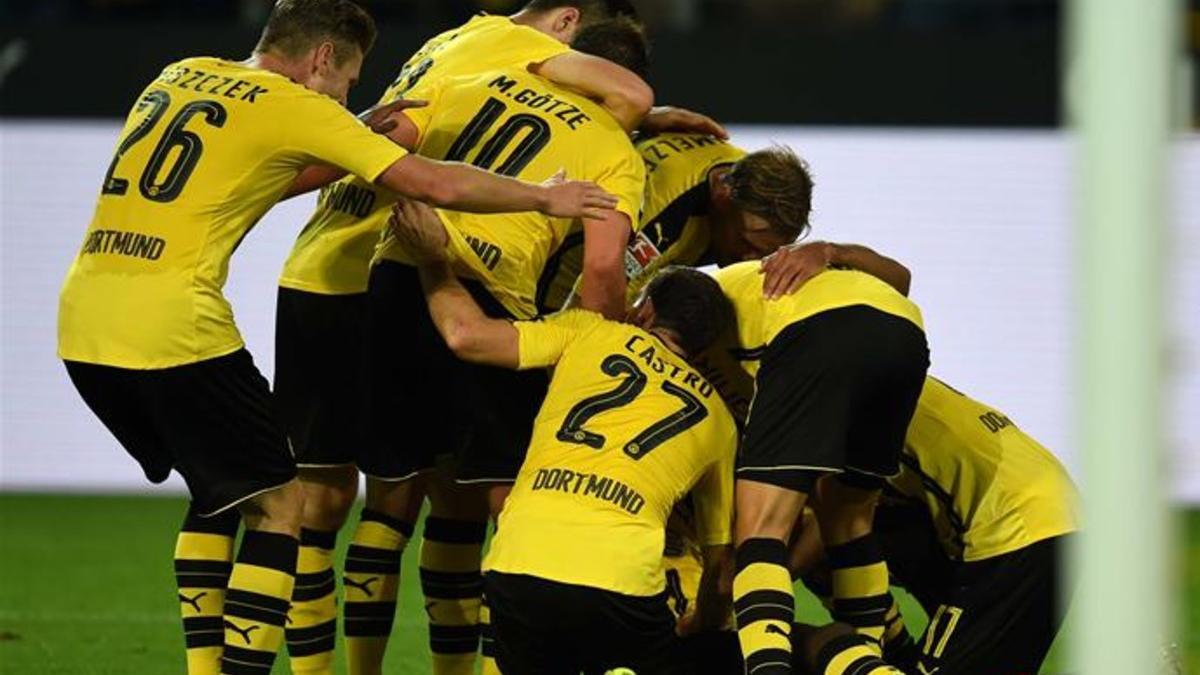 Los jugadores del Dortmund hacen piña para celebrar el gol de Aubameyang