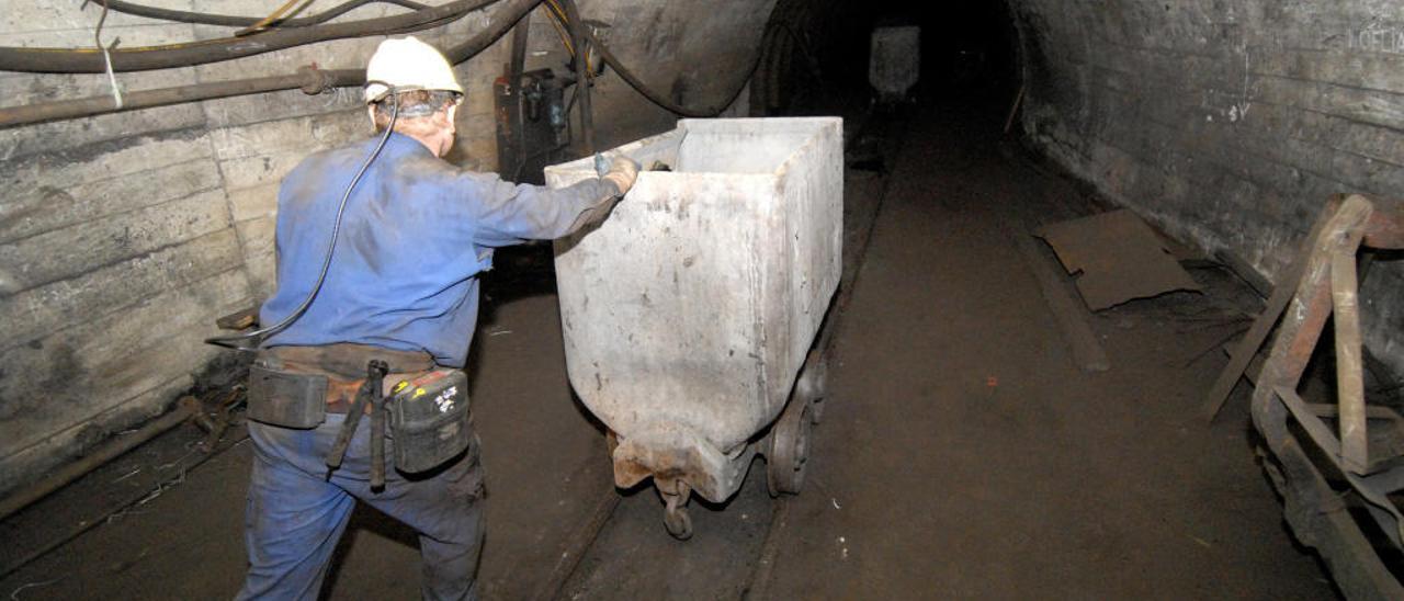 Un minero en el interior del pozo Nicolasa.