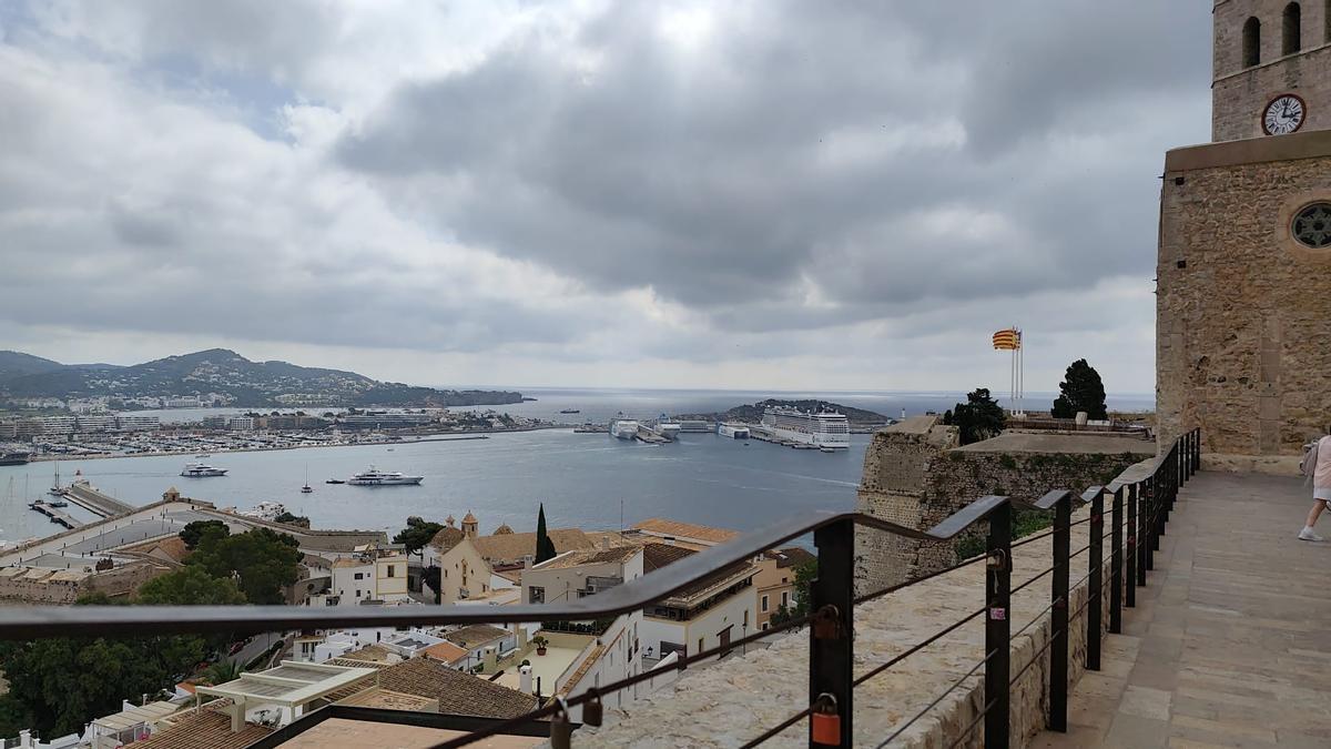 Crucero al fondo del puerto desde el mirador de la catedral