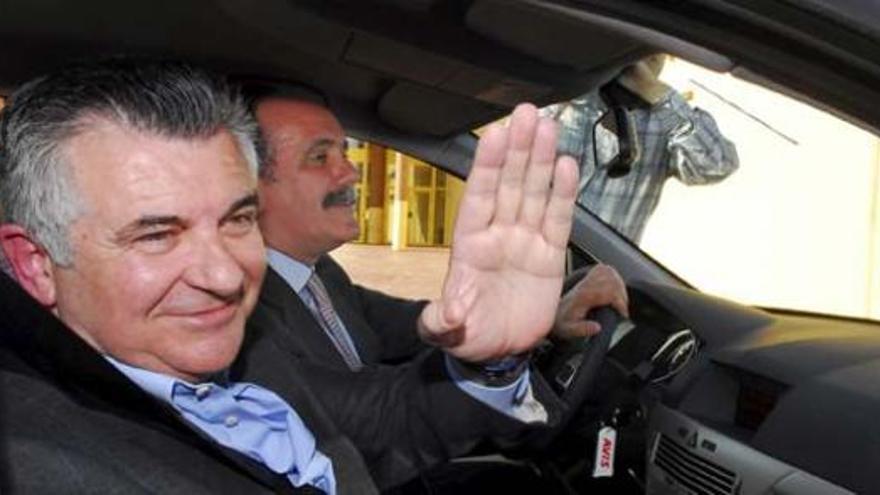 El ex asesor urbanístico del Ayuntamiento de Marbella Juan Antonio Roca, a su salida de la prisión de Albolote en 2008.