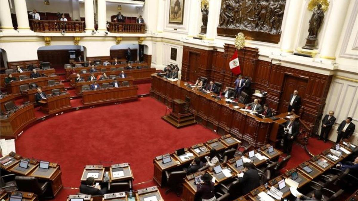 El presidente de Perú, Martín Vizcarra, ha ordenado la disolución del Congreso de Perú.