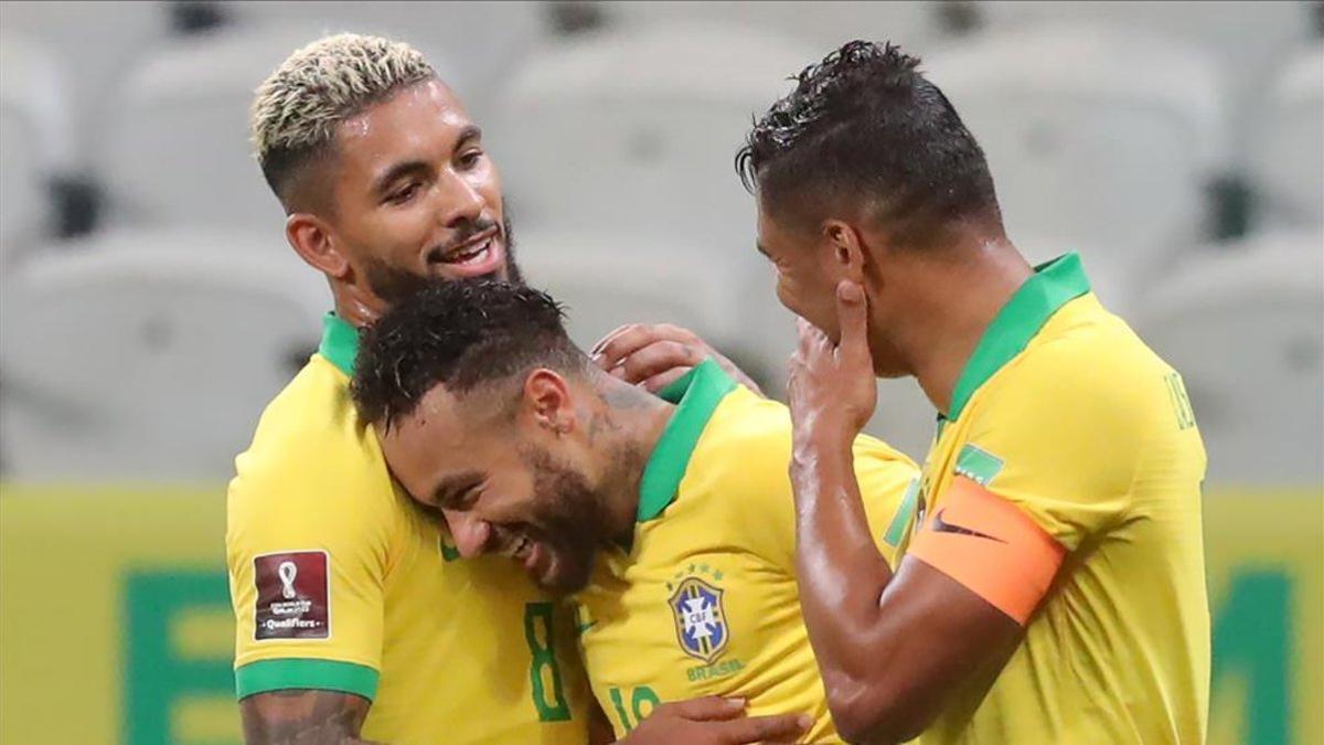 Douglas Luiz celebra uno de los goles de Brasil con Neymar y Casemiro.