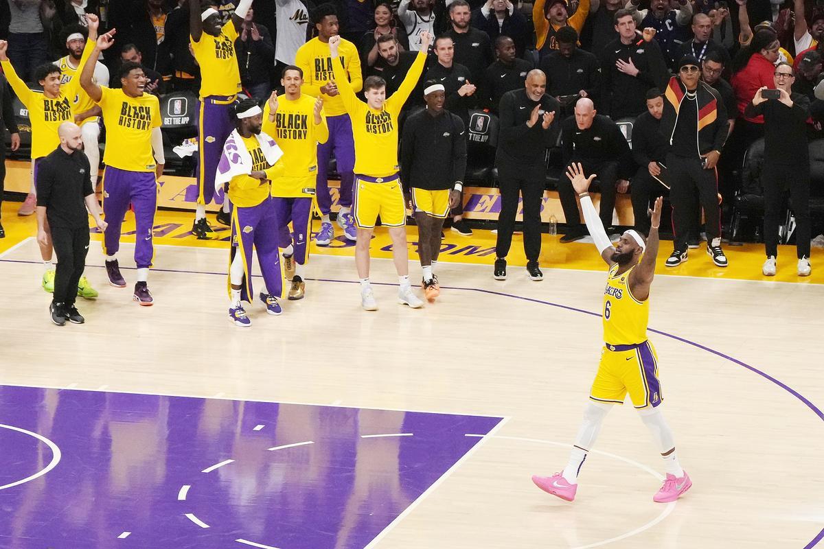 LeBron reaciona alzando los brazos al cielo tras superar el legendario récord de Kareem