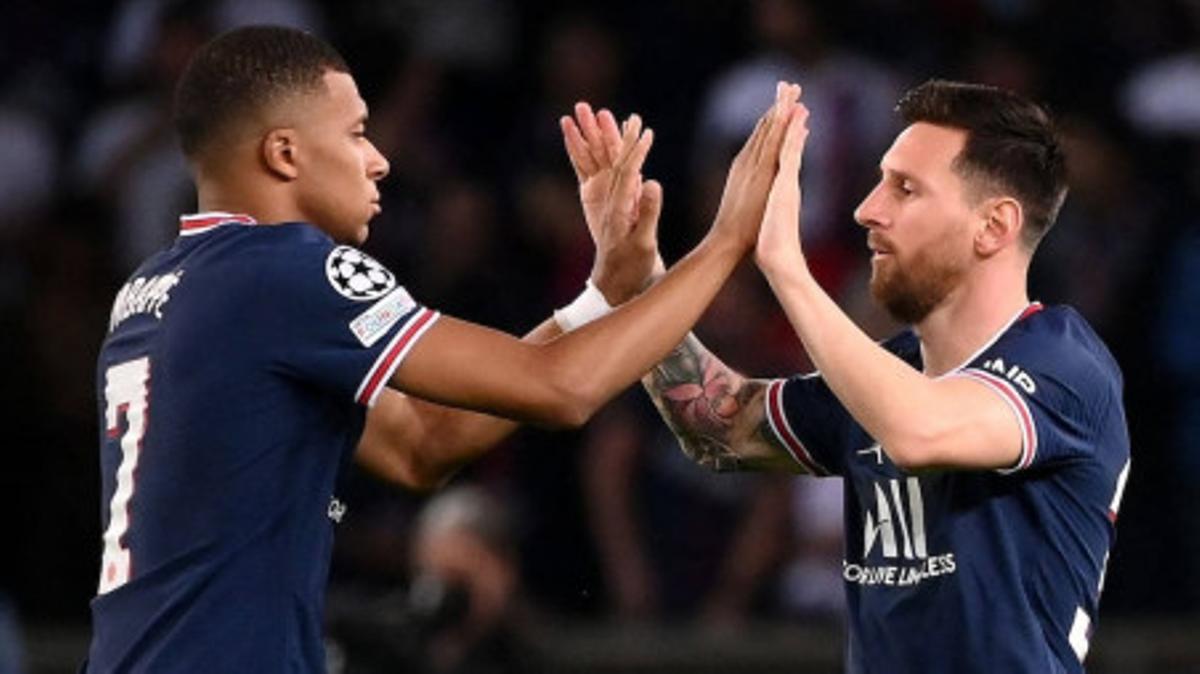 Messi y Mbappé durante un partido con el PSG