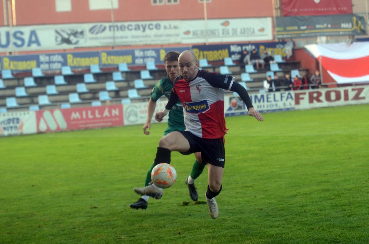 Borja Míguez trata de llevarse un balón ante un rival.