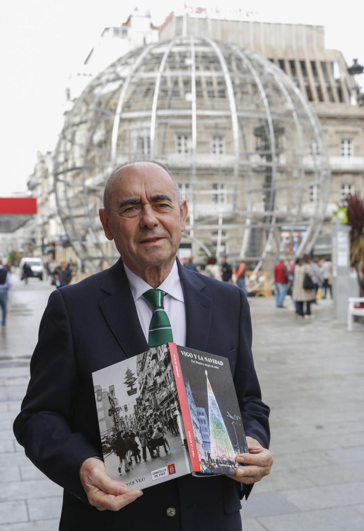 Ceferino de Blas, con el libro en sus manos, en Príncipe.  | // R. GROBAS