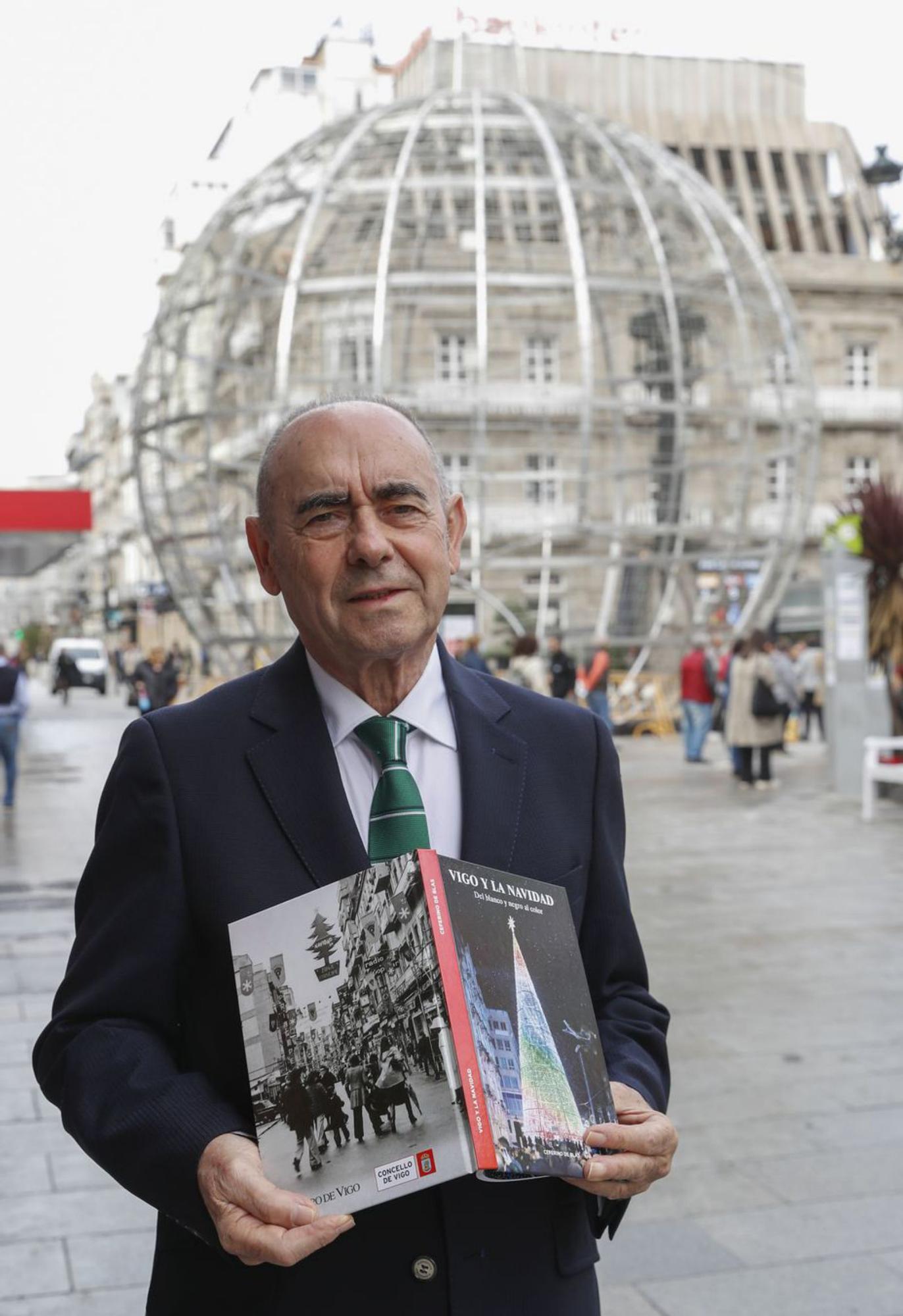 Ceferino de Blas, con el libro en sus manos, en Príncipe.  / R. GROBAS