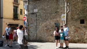 Una familia haciéndose una foto en la lleona de Girona