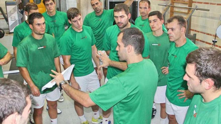 El segundo entrenador, Jose Figueroa, imparte instrucciones en el entrenamiento de ayer.