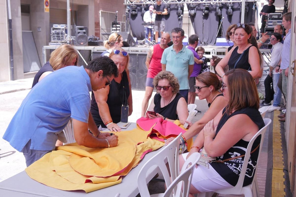 El torero, firmando un capote.