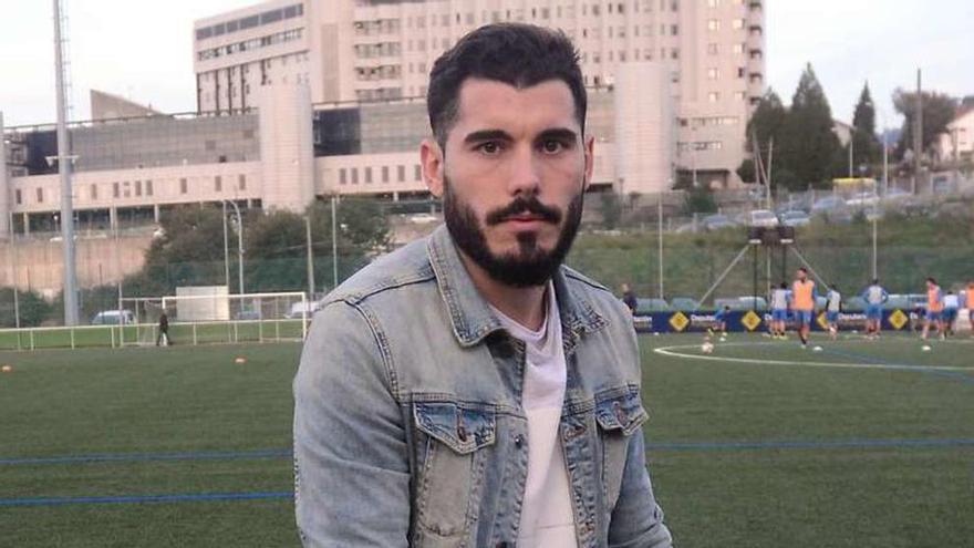 Álex Fernández, con muletas en el entrenamiento de ayer. // R. Vázquez