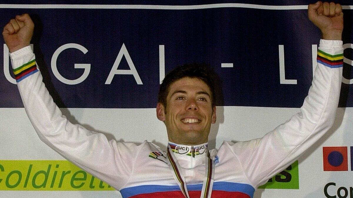 Óscar Freire celebrando su título mundial en 2001