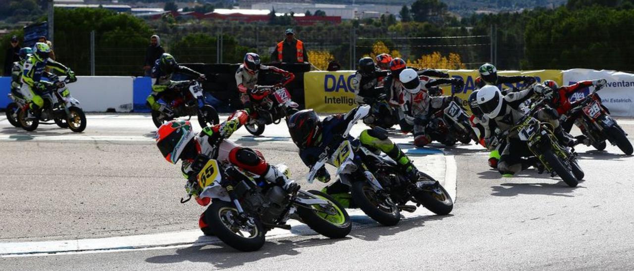 Pilotos en una prueba en el Complex del Motor d’Albaida | PEDRO VALLESPI/FMCV