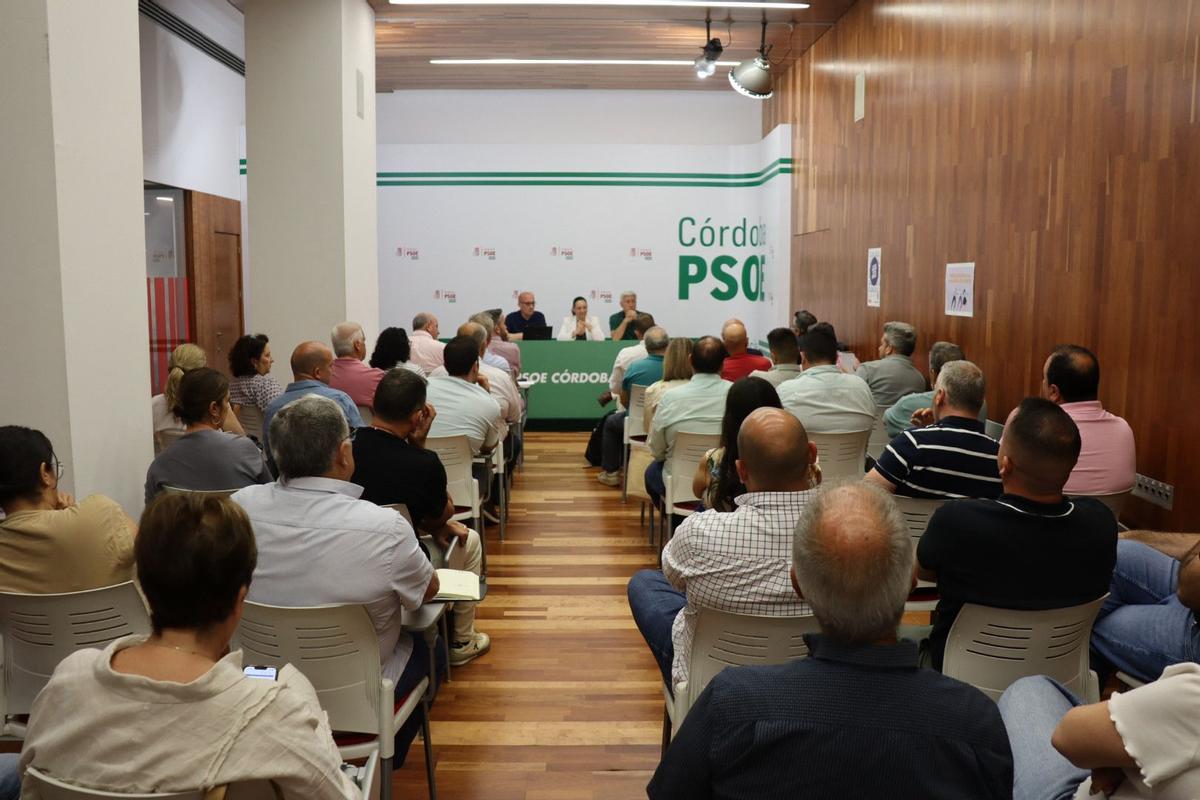 Rafi Crespín ha presidido la reunión con alcaldes y cargos orgánicos en la sede del PSOE de Córdoba.