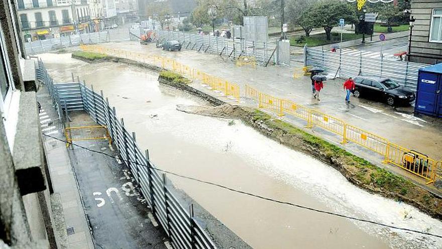 La gran zanja, de 500 metros cuadrados y dos de profundidad, se inundó por completo en pocos minutos.