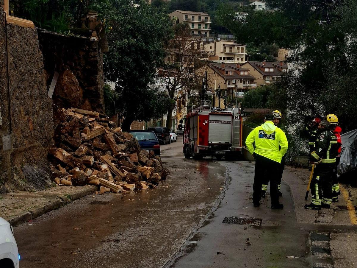 Bomberos y policías, junto al muro desprendido en el Port de Sóller