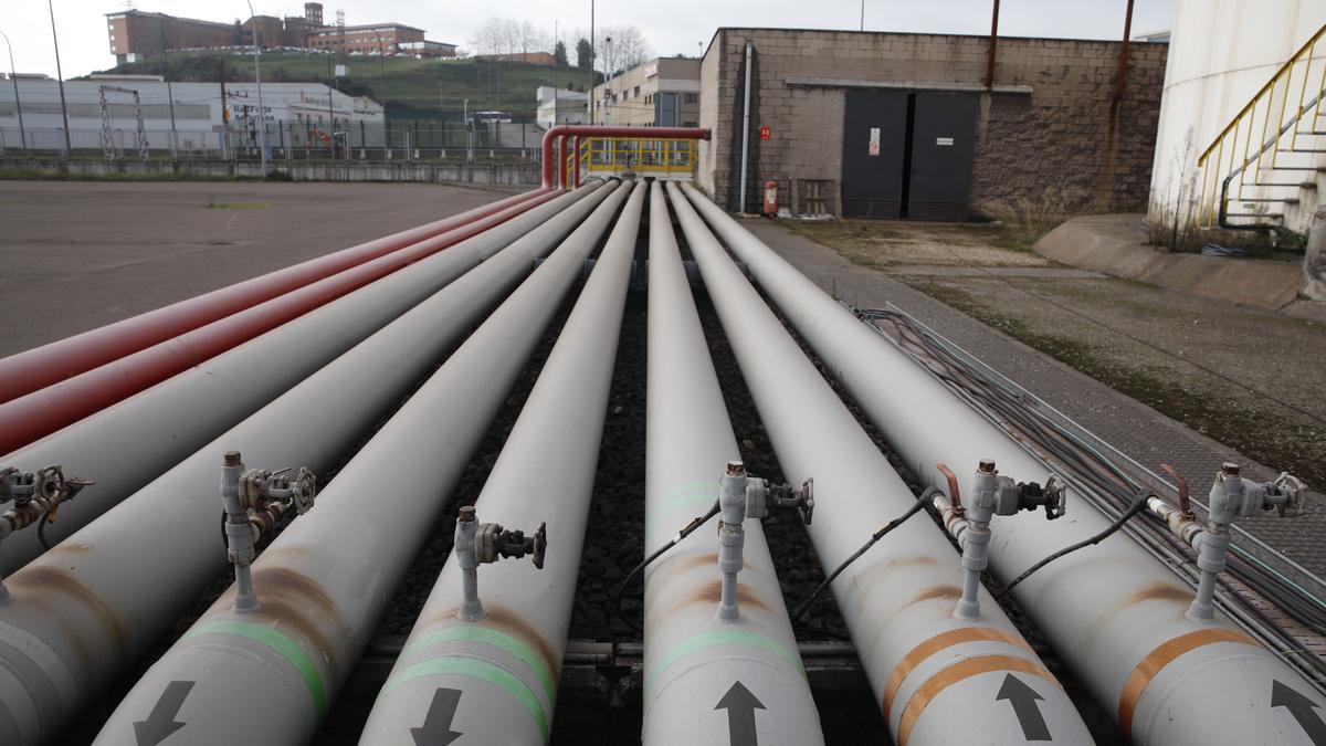 Instalaciones de Petróleos Asturianos en el puerto del Musel.