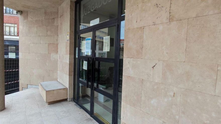 Diez meses de cárcel por agredir a su exmujer en Benavente en presencia de sus hijas menores