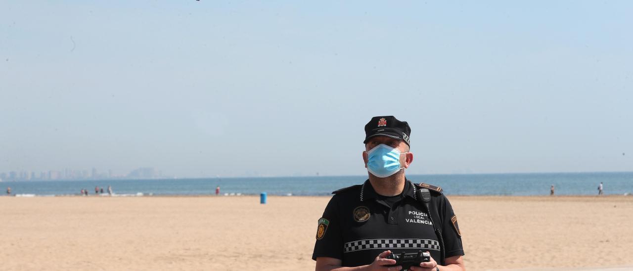 Un agente de la Policía Local de València con un dron convencional.