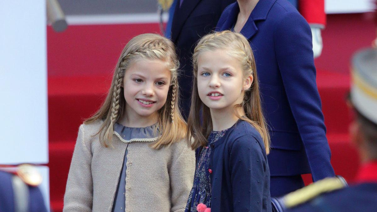 Leonor y Sofía durante el desfile de las Fuerzas Armadas