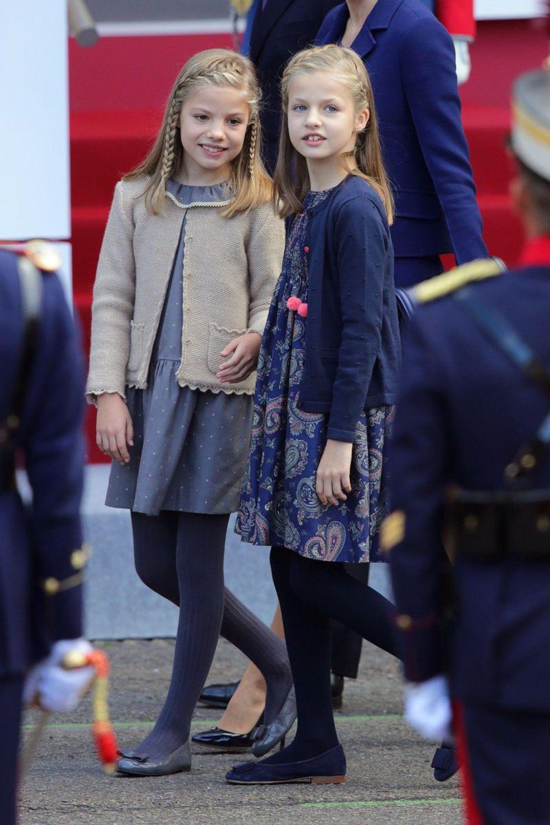 Leonor y Sofía durante el desfile de las Fuerzas Armadas