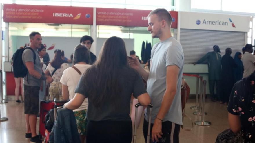 Passatgers davant del taulell de reclamacions d&#039;Ibèria a l&#039;aeroport del Prat