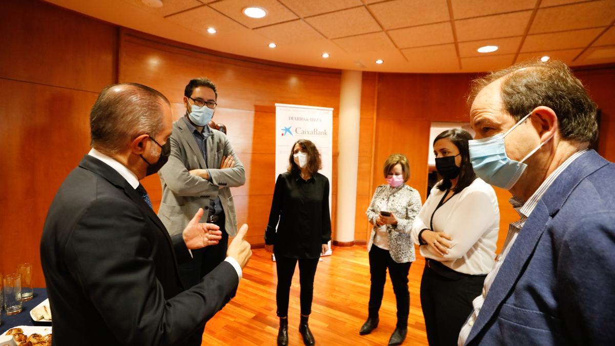 Ramón Juan, director comercial de Empresas de CaixaBank en Baleares,  charla con los asistentes.