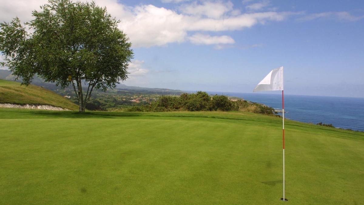 El campo de golf de Llanes, con el mar Cantábrico al fondo.