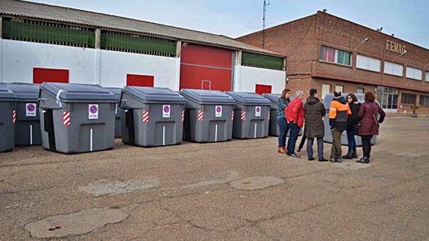 Contenedores de carga lateral en el antiguo mercado de ganados.