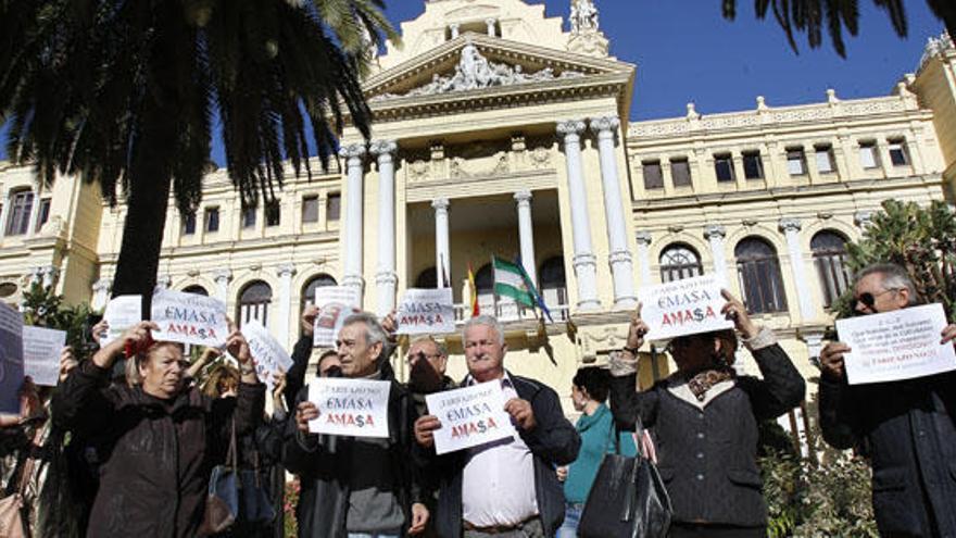 Un grupo de malagueños protestó ayer frente al Ayuntamiento.