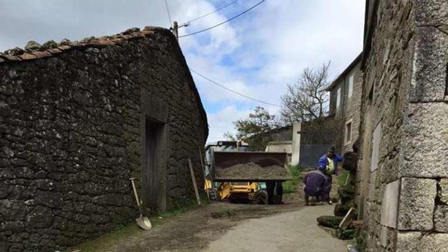 Acaban las obras de ensanche de pistas en aldeas de Santa Mariña de Pescoso