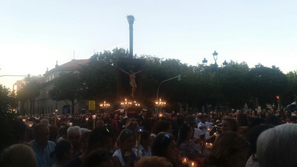 La procesión del Cristo tardó hora y media en llegar a Policarpo Sanz desde O Berbés.