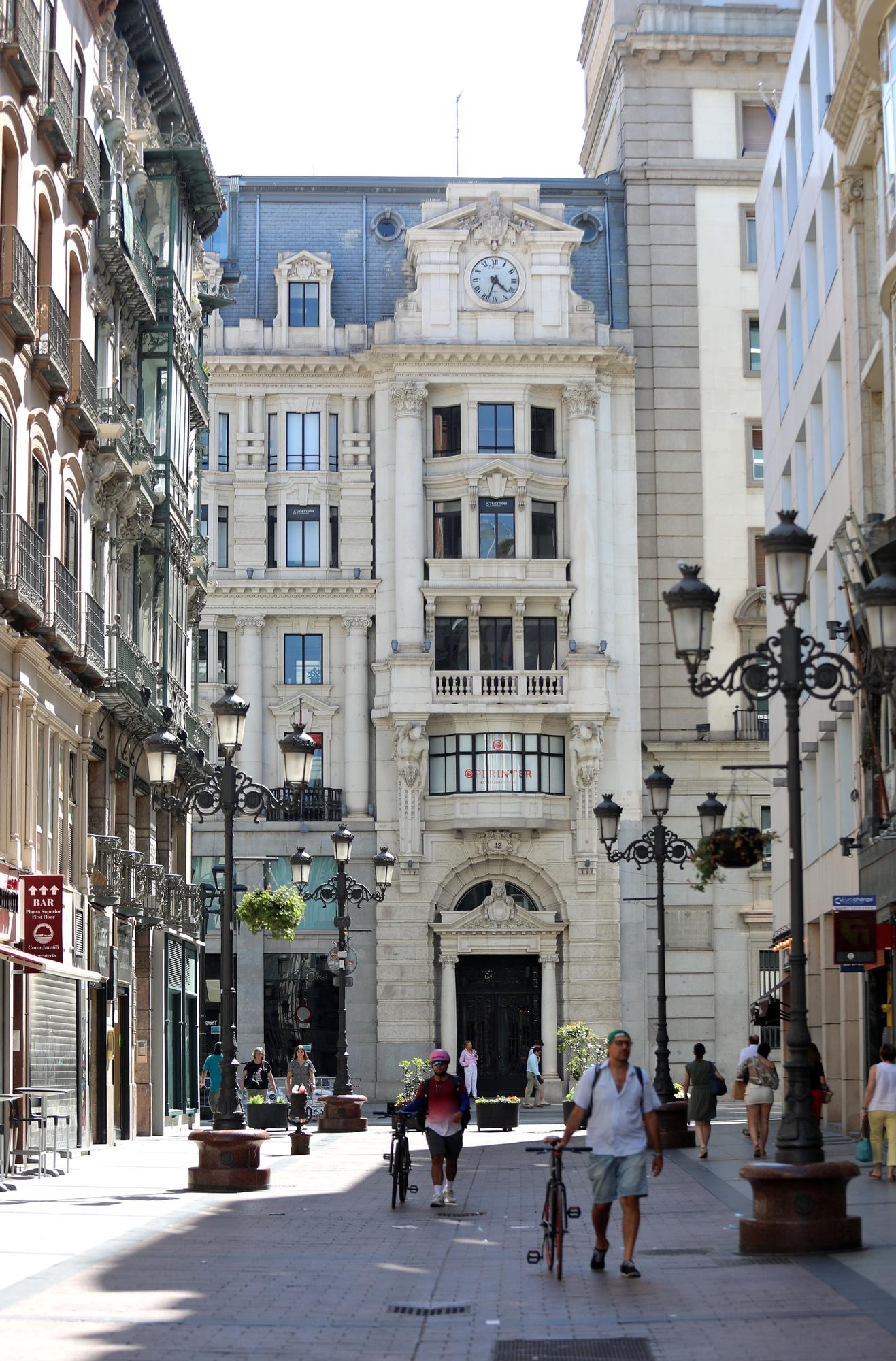 Reloj situado en el edificio de Coso, 42. 2.jpg