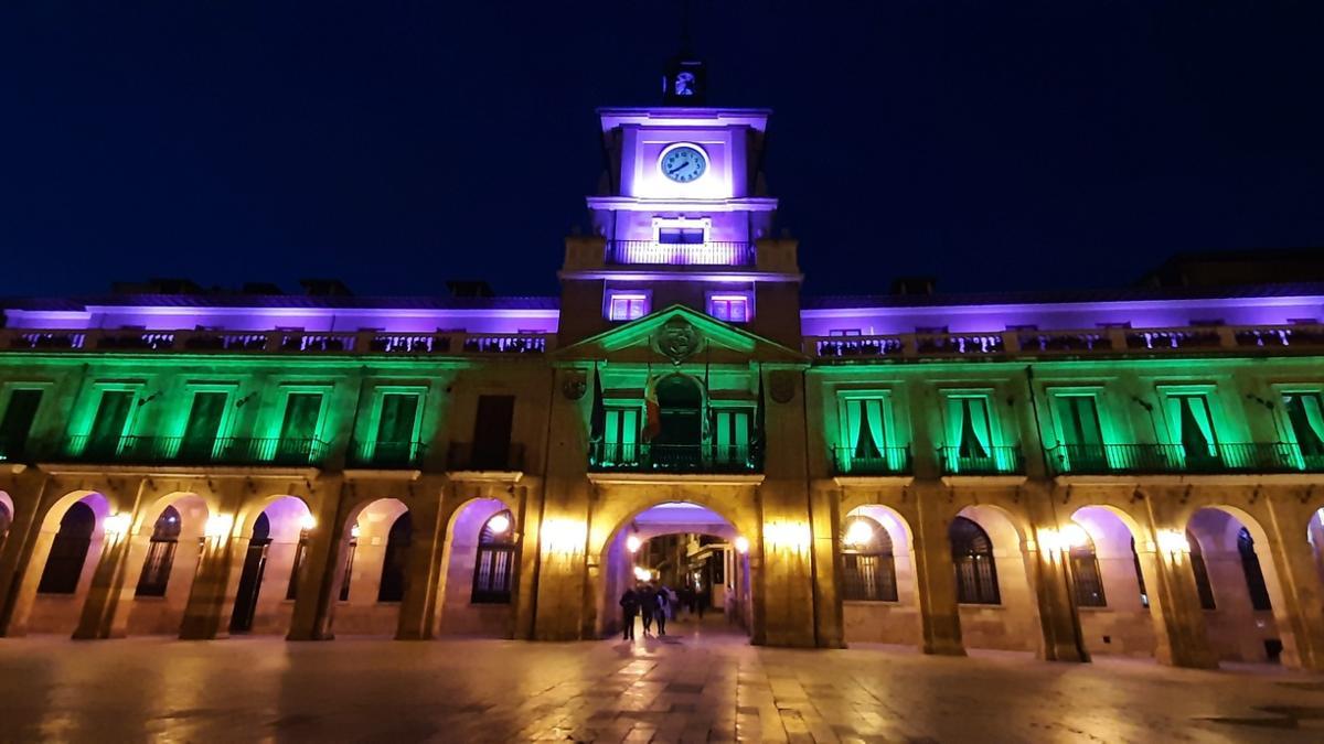 El Ayuntamiento de Oviedo, iluminado, con motivo del Día de las enfermedades raras.